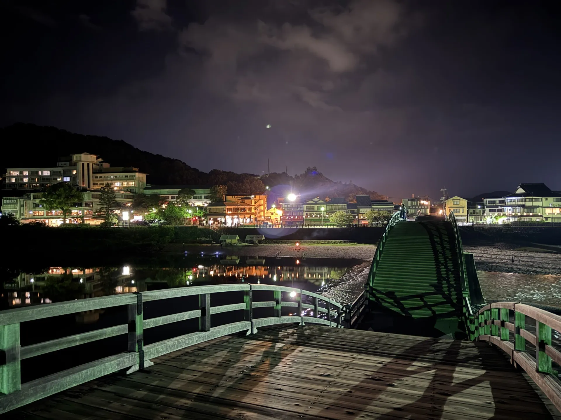 幻想的な夜の川辺旅行